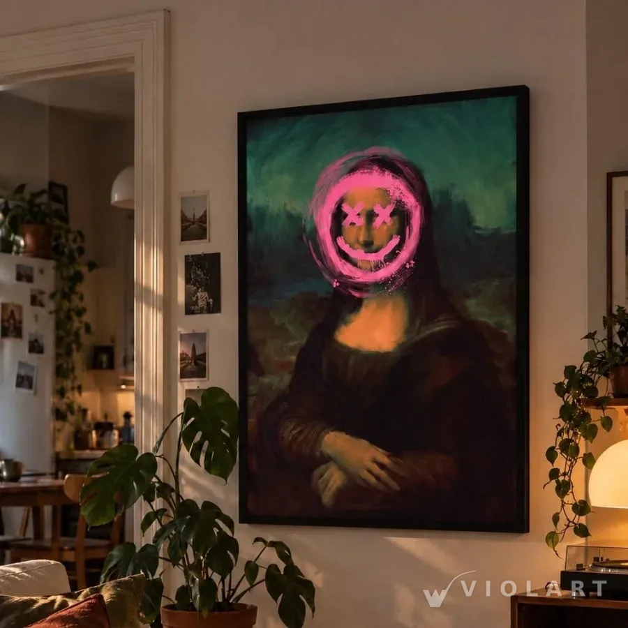 Gülen Yüz Monalisa tablosu salon duvarında, siyah çerçeveli