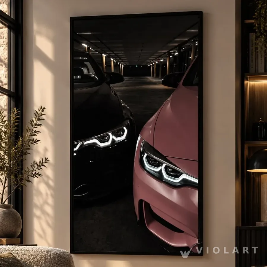 Gece Yarışı tablosu salon duvarında, siyah çerçeveli