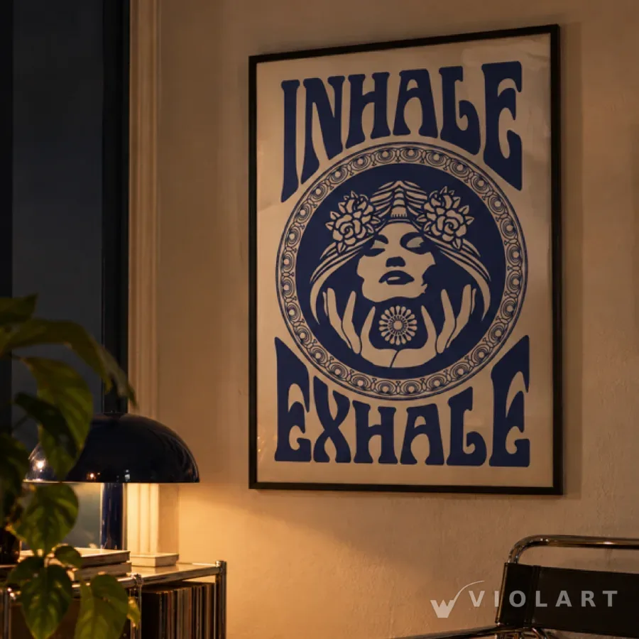 Inhale / Exhale tablosu salon duvarında, siyah çerçeveli