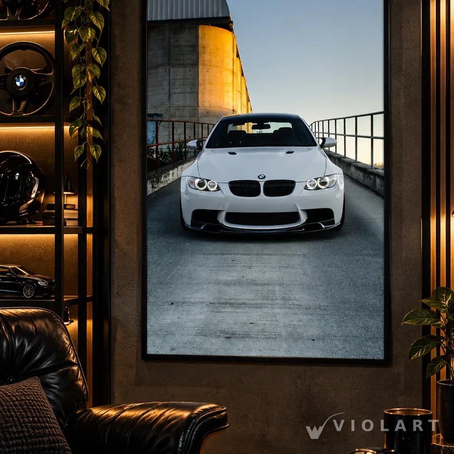 BMW E92 M3 tablosu salon duvarında, siyah çerçeveli
