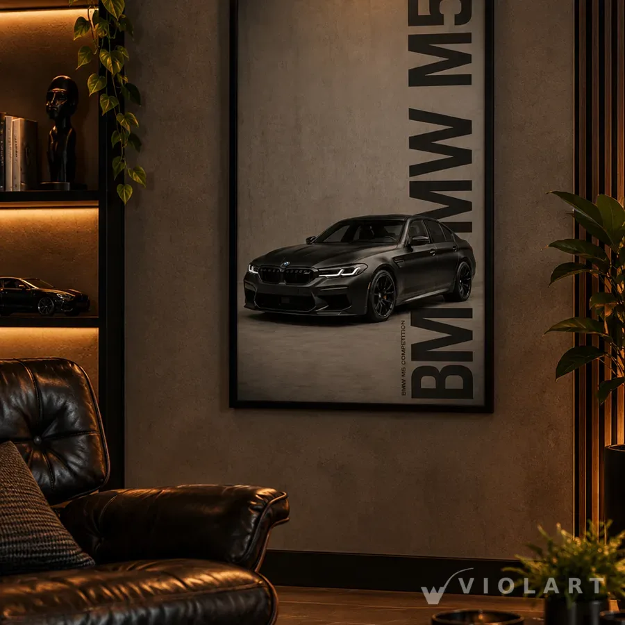 BMW M5 Competition tablosu salon duvarında, siyah çerçeveli